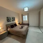 The Strand Luxurious Seafront Apartment
