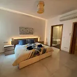 The Strand Luxurious Seafront Apartment