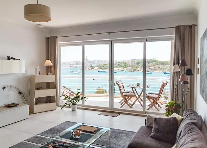 The Strand Luxurious Seafront Apartment