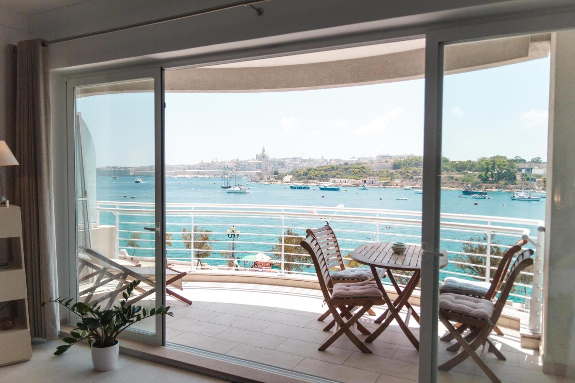 The Luxurious Seafront Apartment