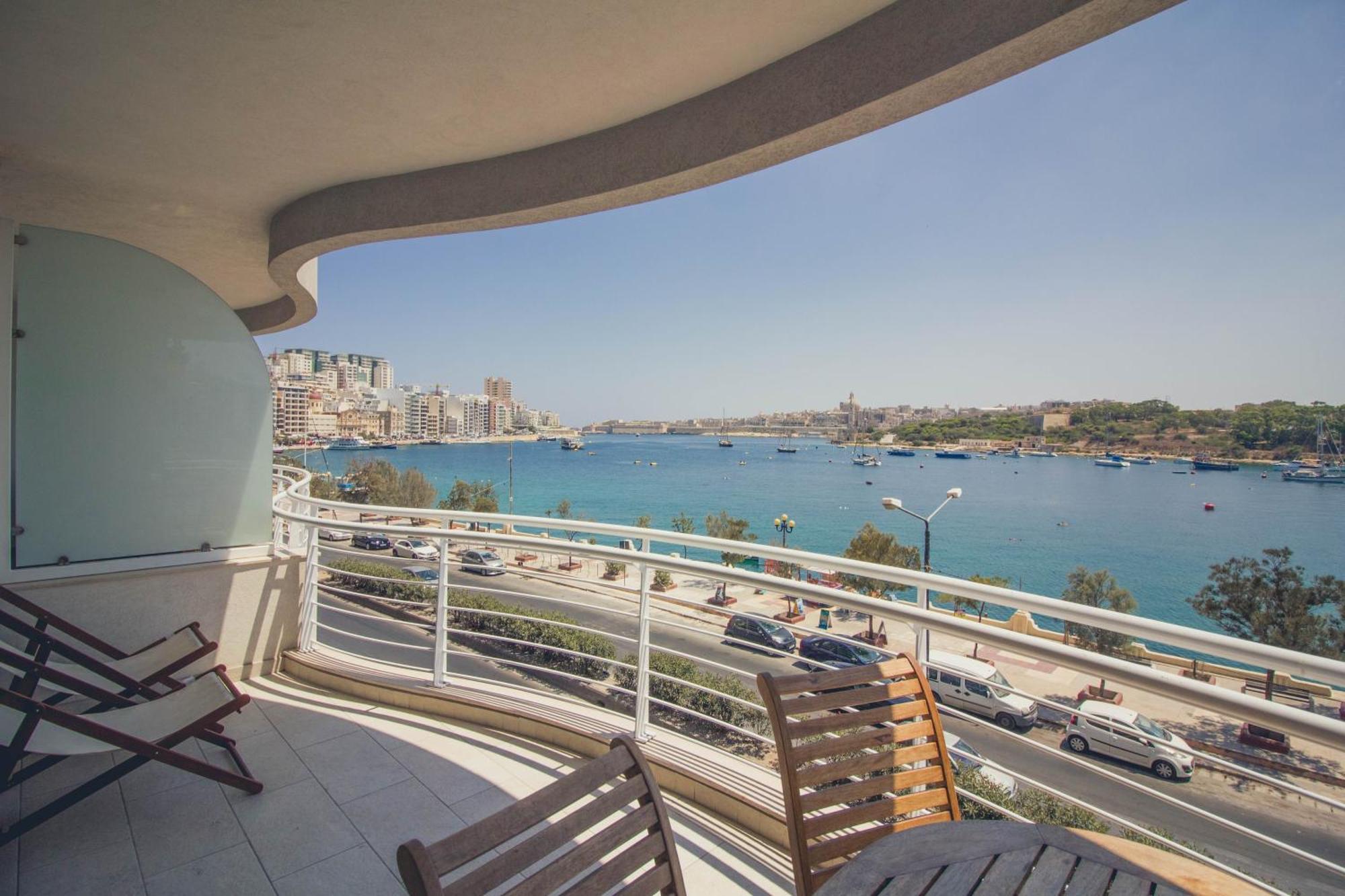 The Luxurious Seafront Apartment *