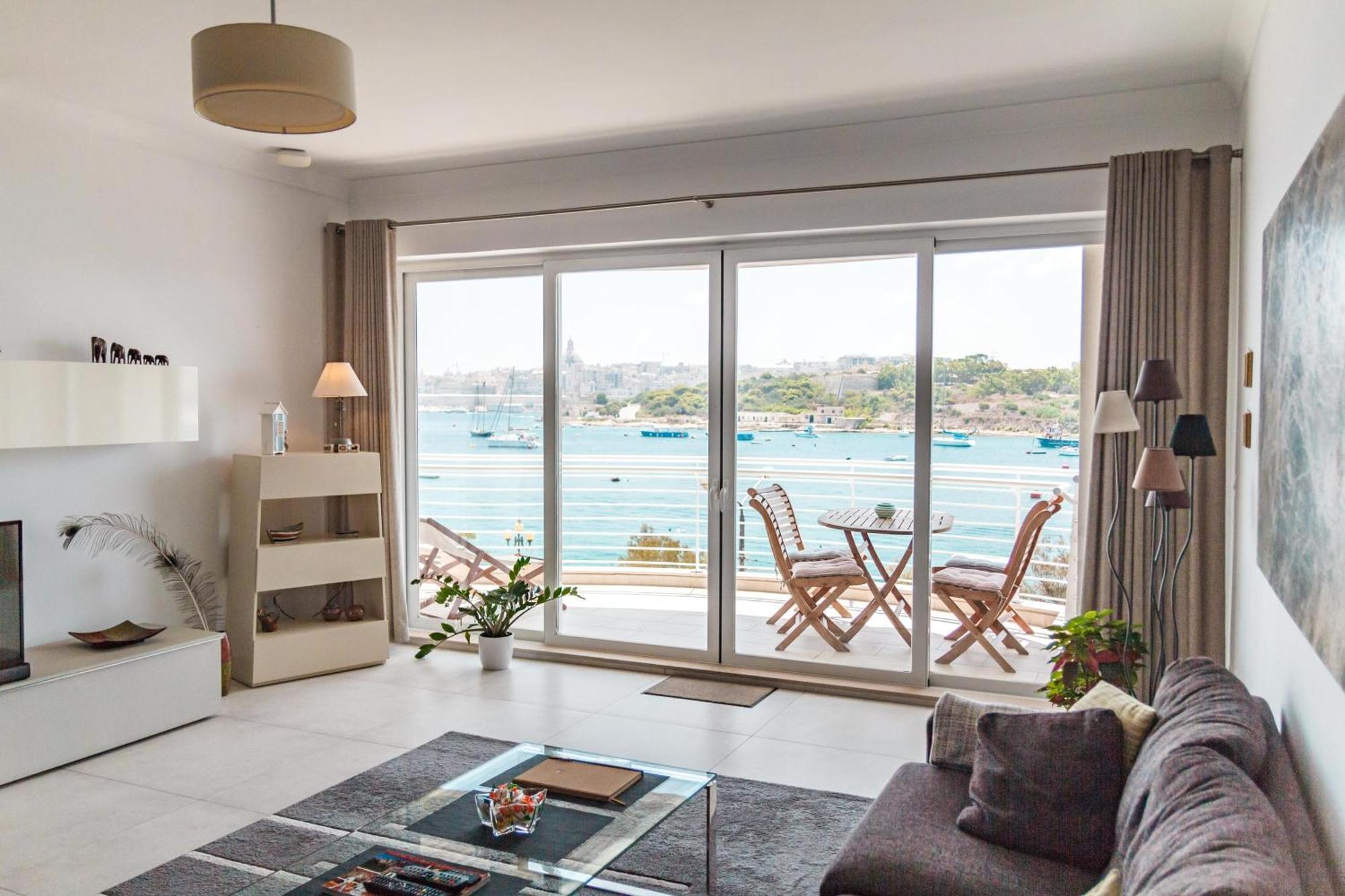 The Luxurious Seafront Apartment